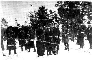 Гитлеровцы и ОУНовцы перед расстрелом группы евреев