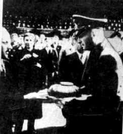 Сын униатского священника Я. Стецько (слева) преподносит хлеб-соль фашистам